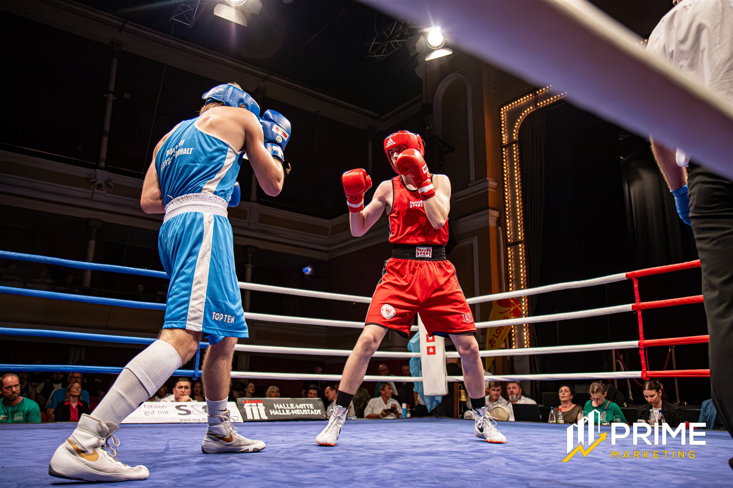Boxring beim Chemiepokal mit Sponsorenflächen